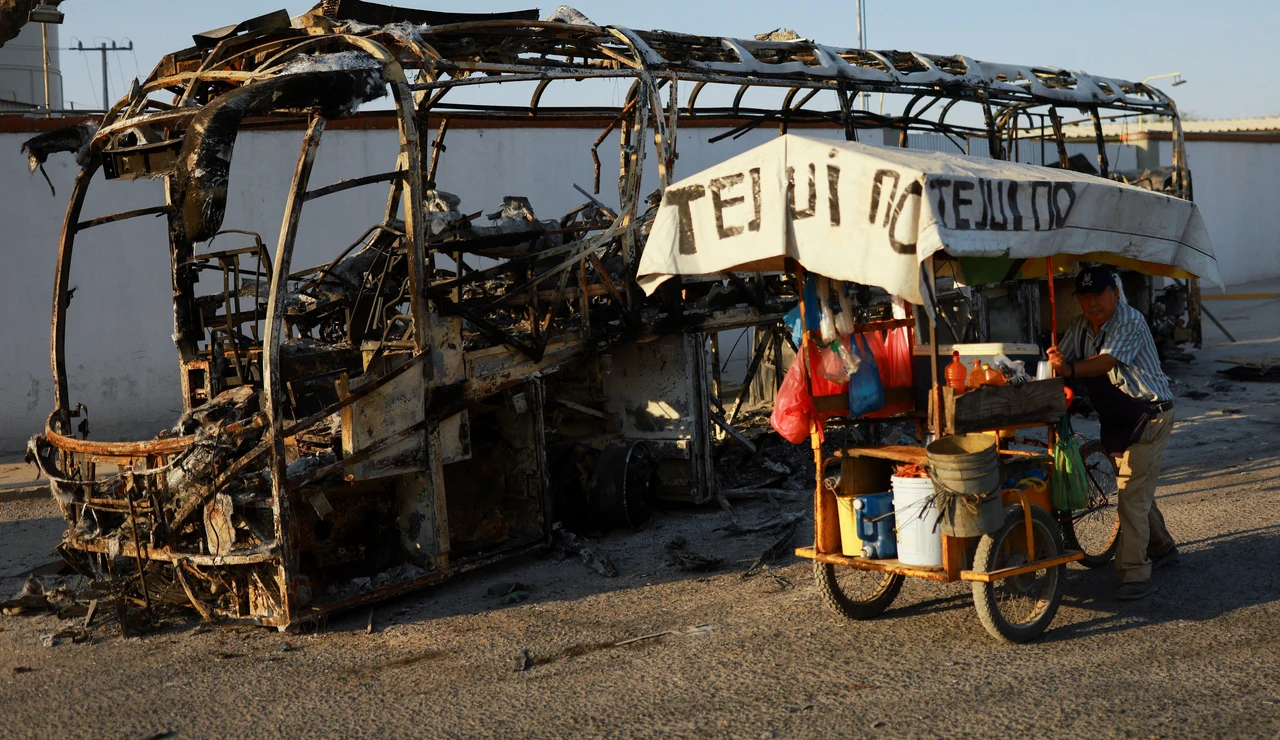 Un autobús calcinado en Guadalajara, México