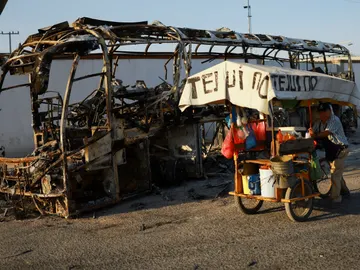 Un autobús calcinado en Guadalajara, México Un autobús calcinado en Guadalajara, México