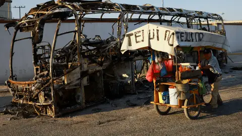 Un autobús calcinado en Guadalajara, México Un autobús calcinado en Guadalajara, México