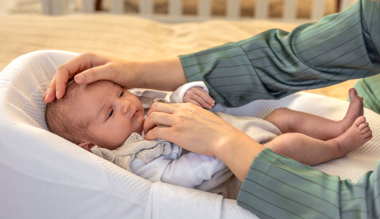 Beb&eacute; con su madre
