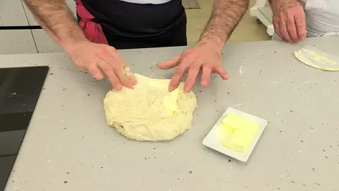 Incorpora la mantequilla poco a poco Incorpora la mantequilla poco a poco