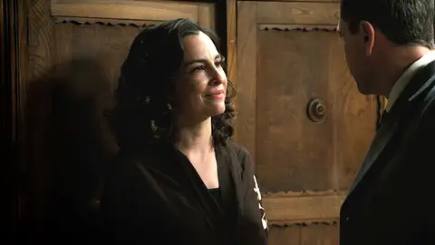 Gabriel cumple su parte del trato, pero Beatriz está dispuesta a seguir adelante en este peligroso Gabriel cumple su parte del trato, pero Beatriz está dispuesta a seguir adelante en este peligroso