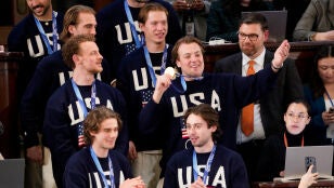 El equipo masculino de hockey hielo durante el Discurso del Estado de la Naci&oacute;n