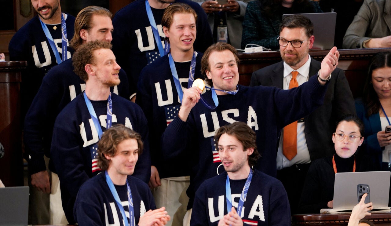 El equipo masculino de hockey hielo durante el Discurso del Estado de la Naci&oacute;n