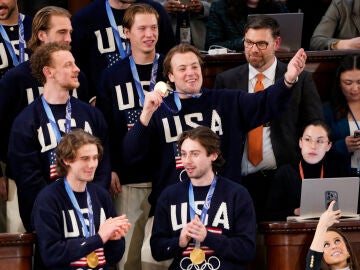 El equipo masculino de hockey hielo durante el Discurso del Estado de la Naci&oacute;n