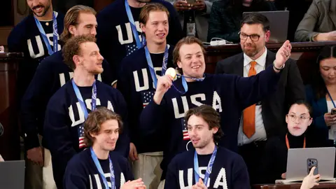 El equipo masculino de hockey hielo durante el Discurso del Estado de la Nación El equipo masculino de hockey hielo durante el Discurso del Estado de la Nación