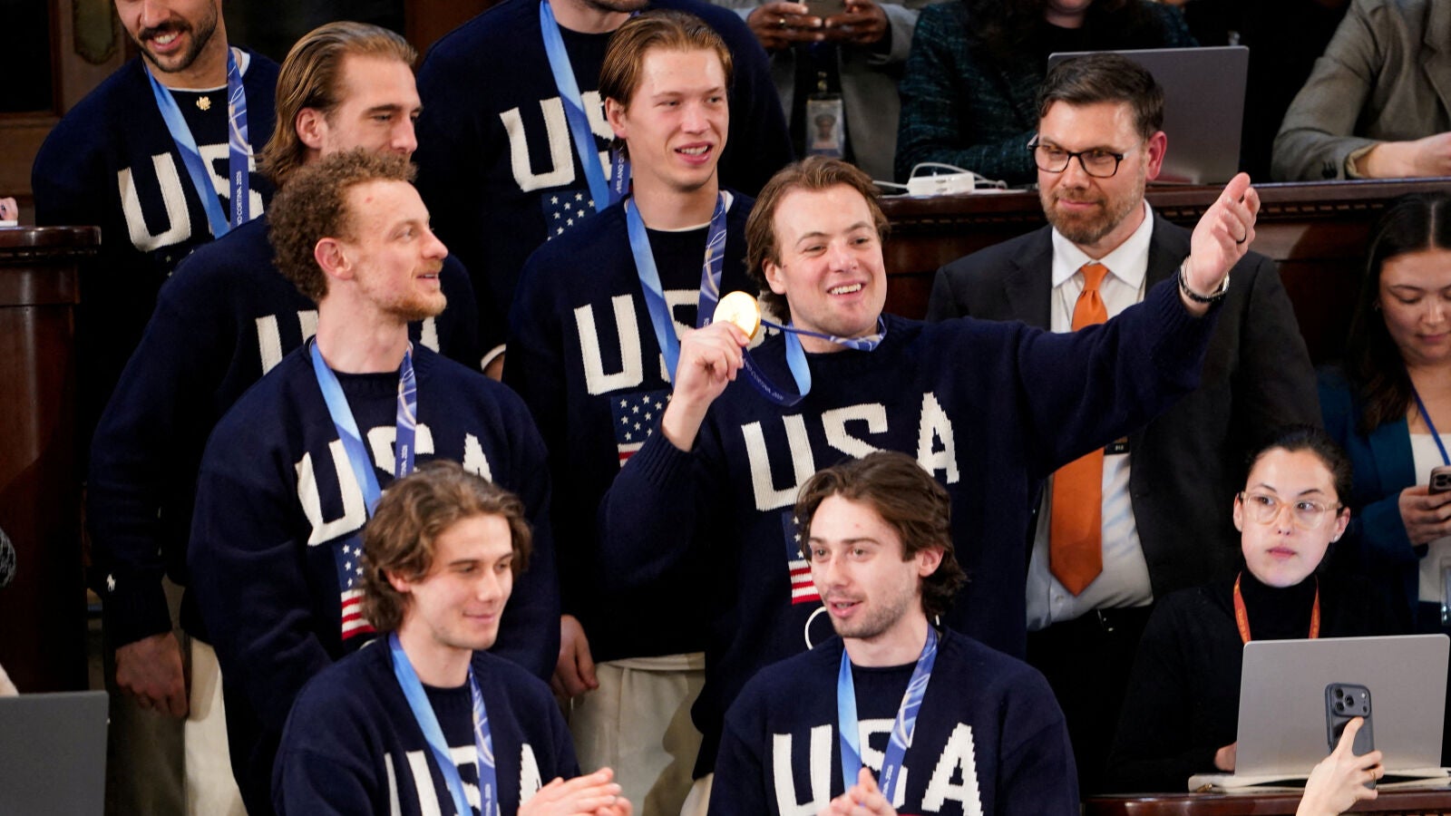 Trump se rodea del equipo masculino de hockey hielo tras el plantón del femenino por un comentario 'misógino'