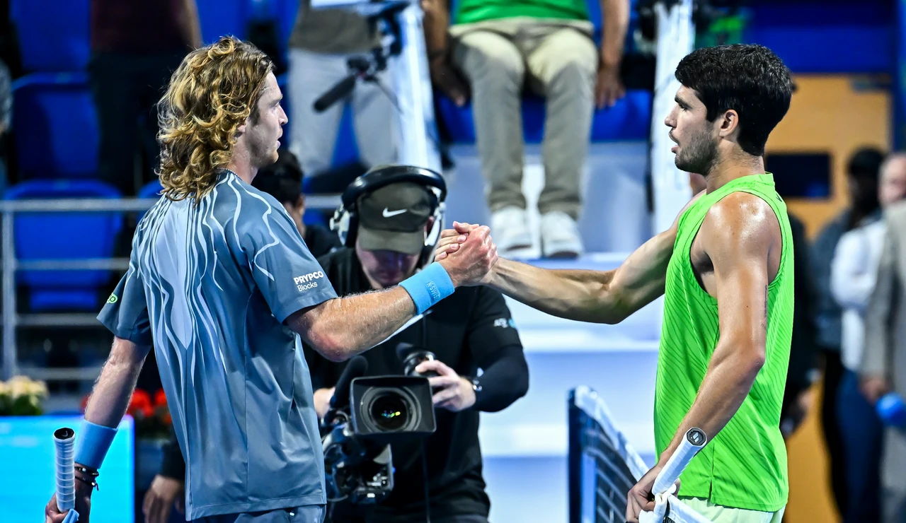 Rublev felicita a Alcaraz tras su partido en Doha