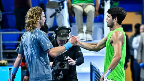 Rublev felicita a Alcaraz tras su partido en Doha Rublev felicita a Alcaraz tras su partido en Doha