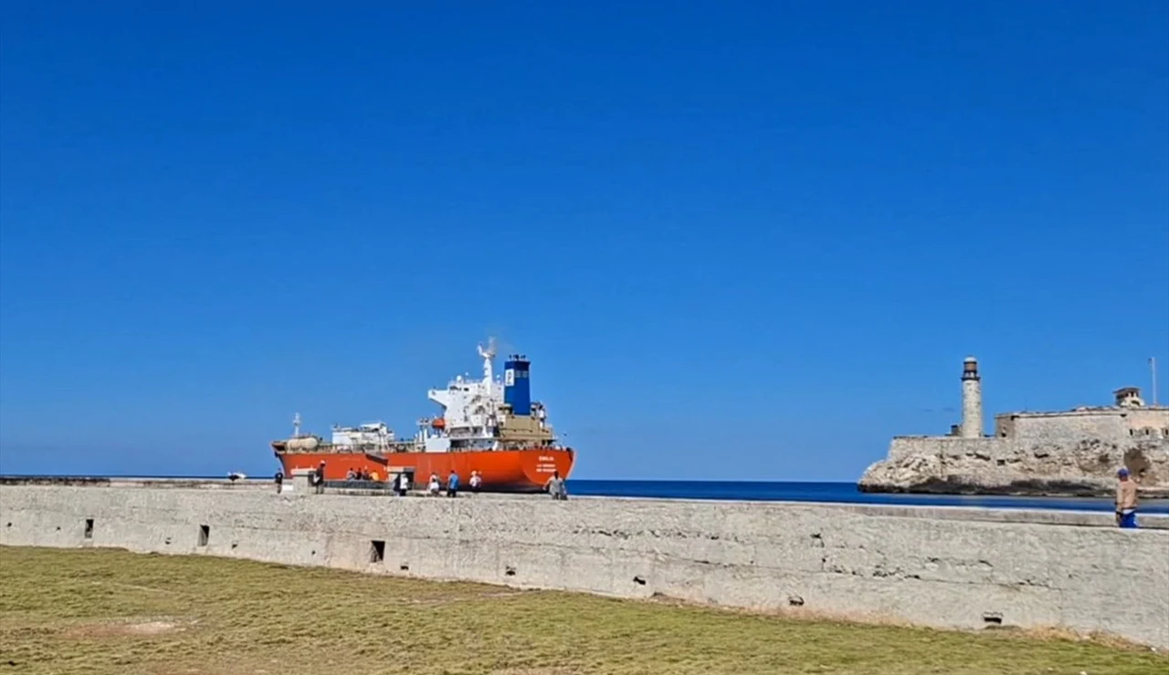 Un barco en el puerto de La Habana, Cuba