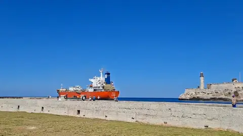 Un barco en el puerto de La Habana, Cuba Un barco en el puerto de La Habana, Cuba