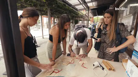 Joaquín y su familia escriben sus deseos en un templo japonés Joaquín y su familia escriben sus deseos en un templo japonés
