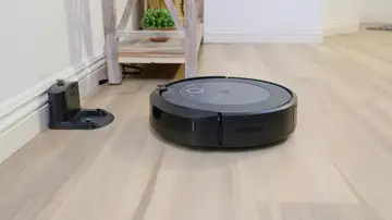 Imagen de archivo de un aspirador inteligente Imagen de archivo de un aspirador inteligente