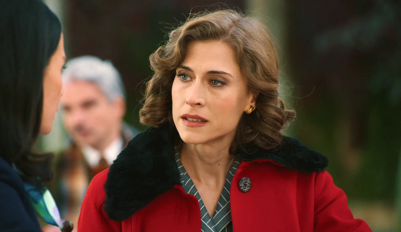 Cloe le cuenta a Marta que don Agustín le ha amenazado con desvelar su secreto