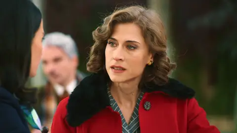 Cloe le cuenta a Marta que don Agustín le ha amenazado con desvelar su secreto Cloe le cuenta a Marta que don Agustín le ha amenazado con desvelar su secreto