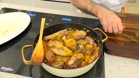 Agrega la cúrcuma y las hojitas de la rama de tomillo Agrega la cúrcuma y las hojitas de la rama de tomillo