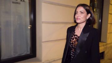 Hiba Abouk guarda silencio ante la prensa