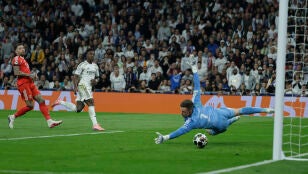 Vin&iacute;cius bate a Trubin en el Santiago Bernab&eacute;u