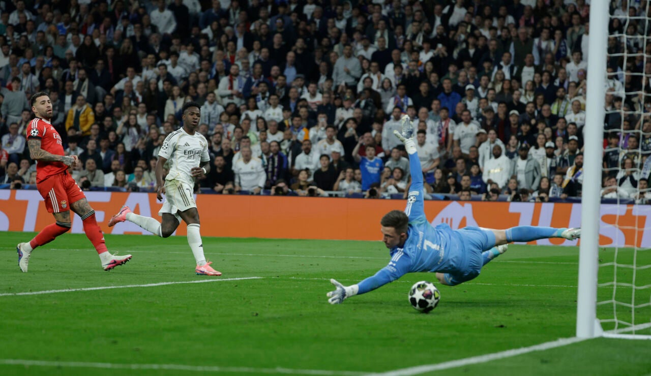 Vin&iacute;cius bate a Trubin en el Santiago Bernab&eacute;u