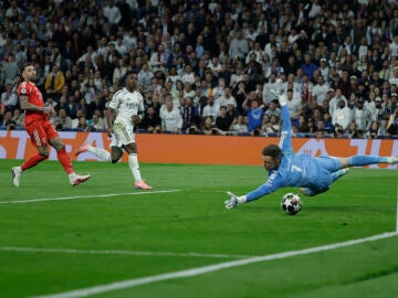 Vin&iacute;cius bate a Trubin en el Santiago Bernab&eacute;u