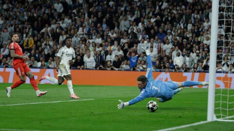 Vin&iacute;cius bate a Trubin en el Santiago Bernab&eacute;u