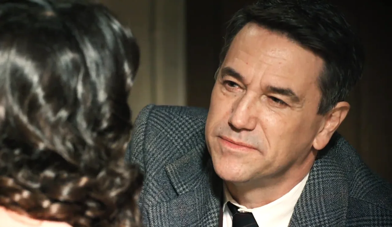 La joven decide frenar la conexión que tiene con el marido de Carmen… ¡tan solo es un miembro del personal!