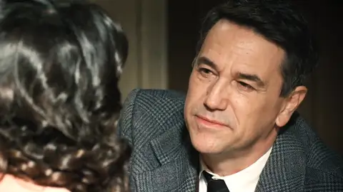 La joven decide frenar la conexión que tiene con el marido de Carmen… ¡tan solo es un miembro del personal! La joven decide frenar la conexión que tiene con el marido de Carmen… ¡tan solo es un miembro del personal!