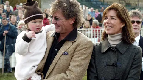 Ernesto de Hannover y Carolina de Mónaco, junto a su hija Alejandra de Hannover en 2002 Ernesto de Hannover y Carolina de Mónaco, junto a su hija Alejandra de Hannover en 2002