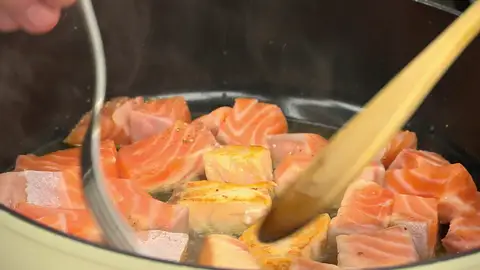 Salpimiéntalo, introdúcelo en la cazuela y dale un salteado breve Salpimiéntalo, introdúcelo en la cazuela y dale un salteado breve