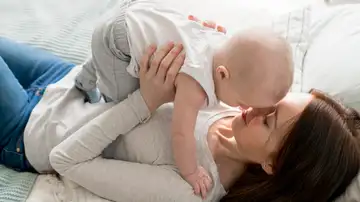 Madre con su hijo recién nacido Madre con su hijo recién nacido