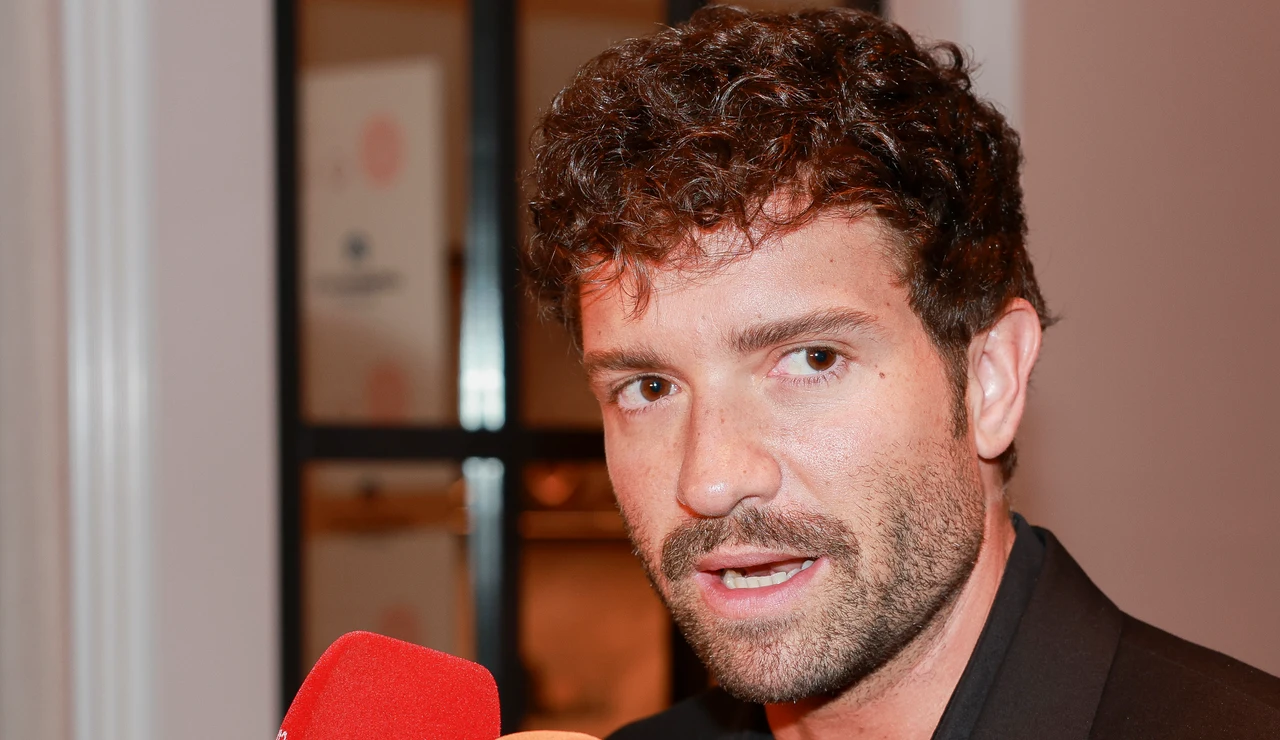 Pablo Alborán haciendo declaraciones