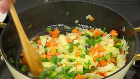 Sazona y deja pochar a fuego medio