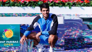 Carlos Alcaraz posa con el trofeo de Indian Wells en 2024