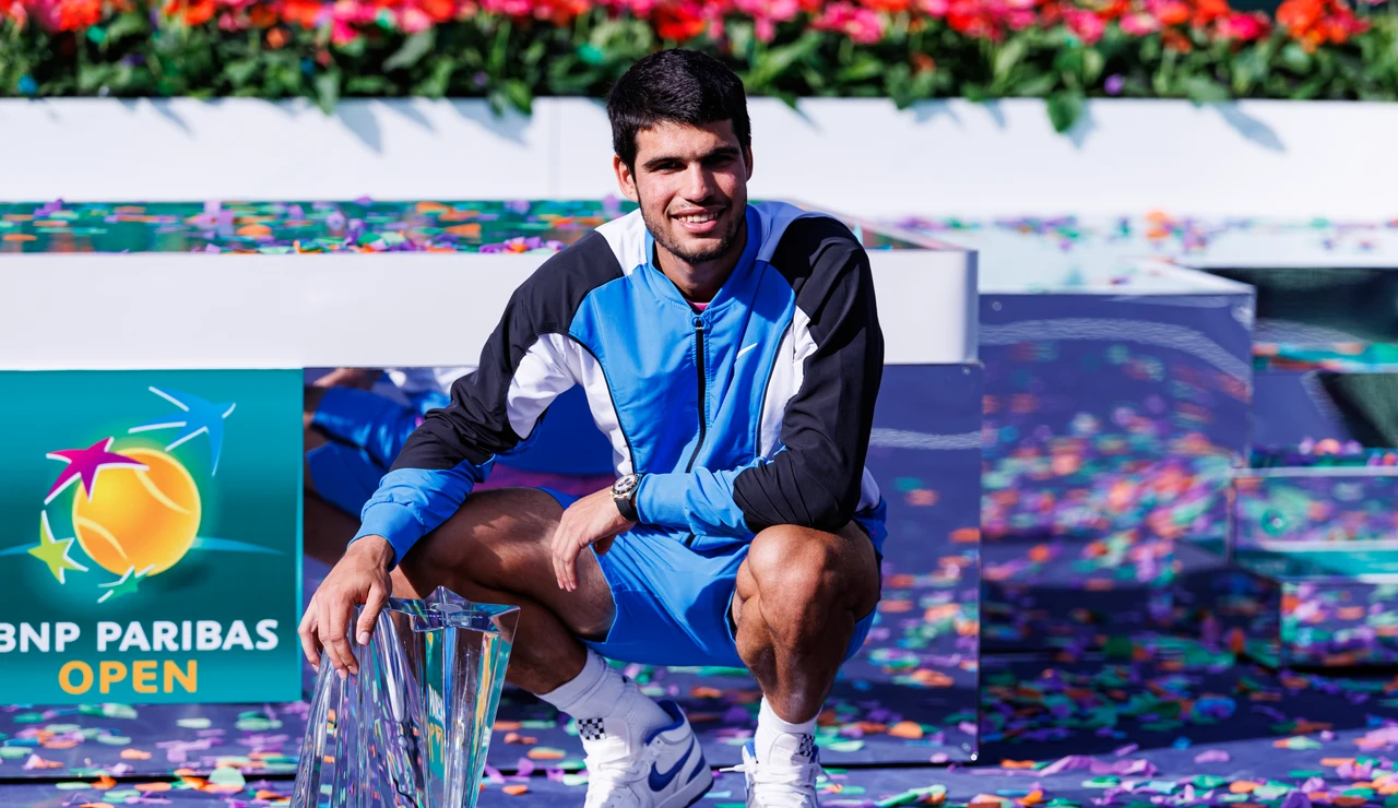 Carlos Alcaraz posa con el trofeo de Indian Wells en 2024