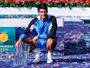 Carlos Alcaraz posa con el trofeo de Indian Wells en 2024