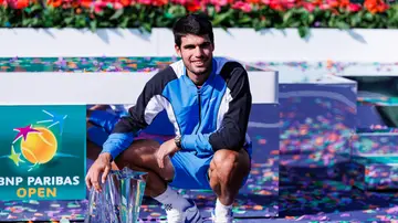 Carlos Alcaraz posa con el trofeo de Indian Wells en 2024 Carlos Alcaraz posa con el trofeo de Indian Wells en 2024