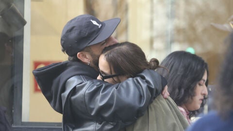 Gloria Camila y Álvaro García pillados abrazándose