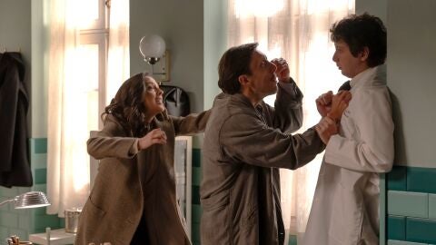 Esteban est&aacute; a punto de agredir a Miguel cuando Luz le defiende: &ldquo;&iquest;se est&aacute; riendo de m&iacute;?&rdquo;