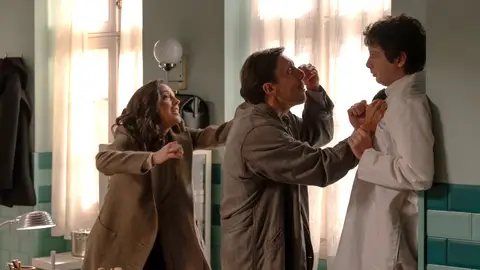 Esteban está a punto de agredir a Miguel cuando Luz le defiende: “¿se está riendo de mí?” Esteban está a punto de agredir a Miguel cuando Luz le defiende: “¿se está riendo de mí?”