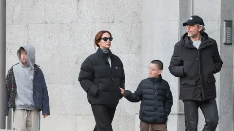 Eugenia Silva y Alfonso de Borbón paseando con hijos, Alfonso y Jerónimo Eugenia Silva y Alfonso de Borbón paseando con hijos, Alfonso y Jerónimo