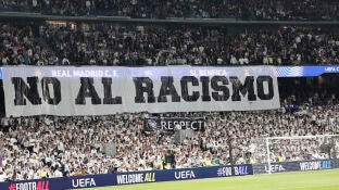 'No al racismo': El tifo del Bernab&eacute;u contra el Benfica