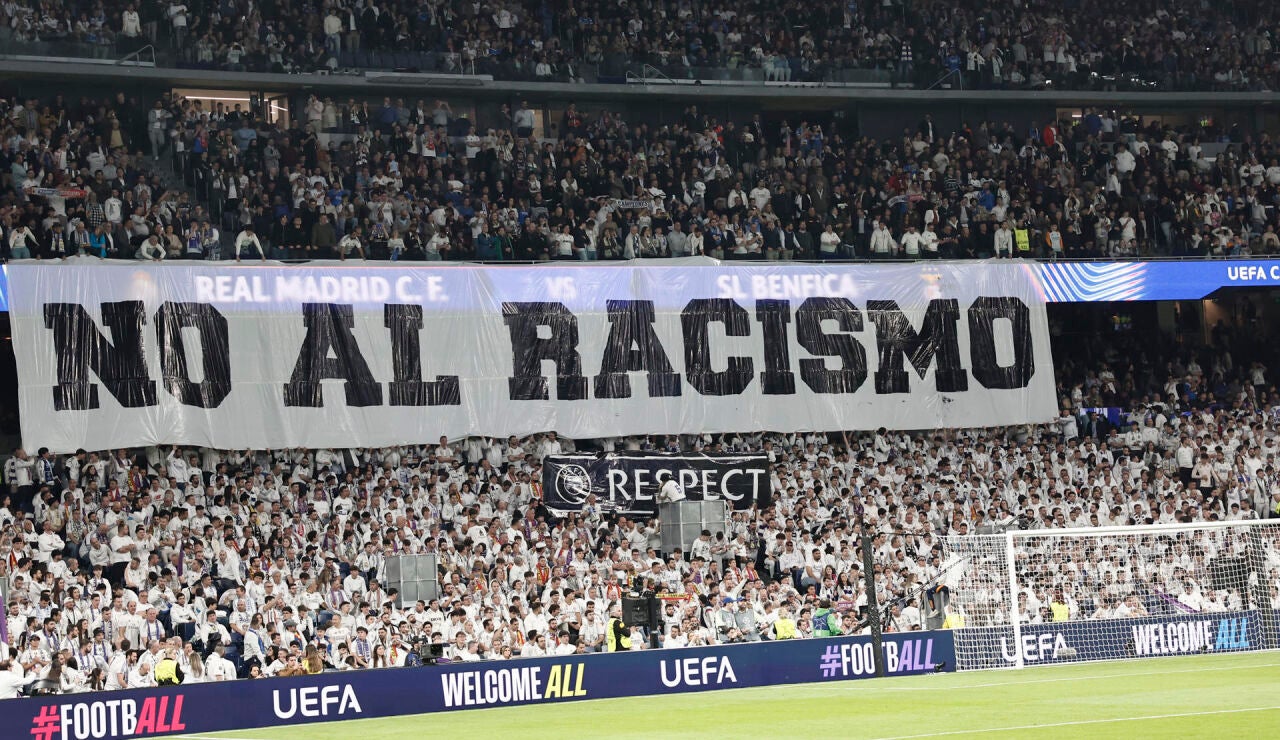'No al racismo': El tifo del Bernab&eacute;u contra el Benfica