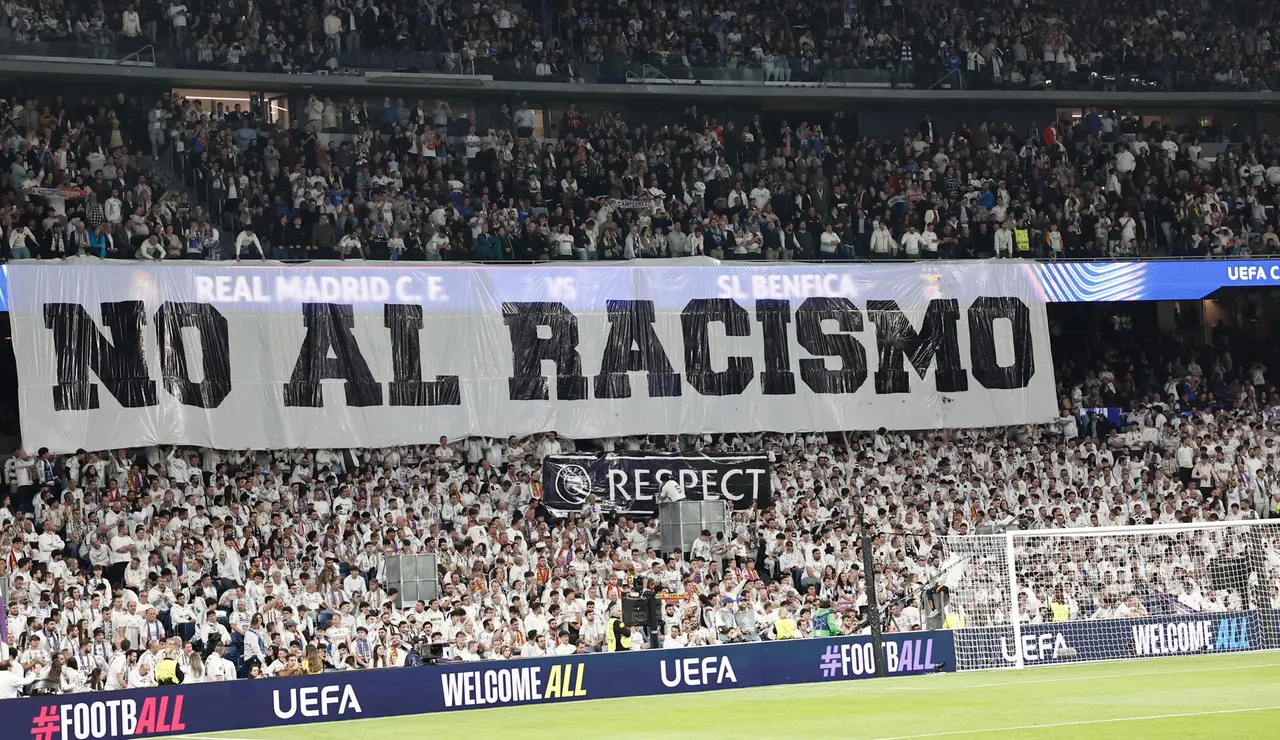 'No al racismo': El tifo del Bernabéu contra el Benfica