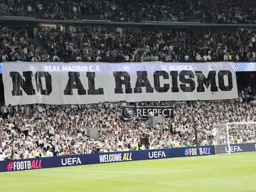 'No al racismo': El tifo del Bernabéu contra el Benfica 'No al racismo': El tifo del Bernabéu contra el Benfica
