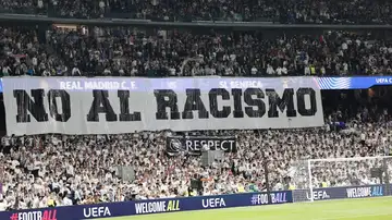 'No al racismo': El tifo del Bernabéu contra el Benfica 'No al racismo': El tifo del Bernabéu contra el Benfica