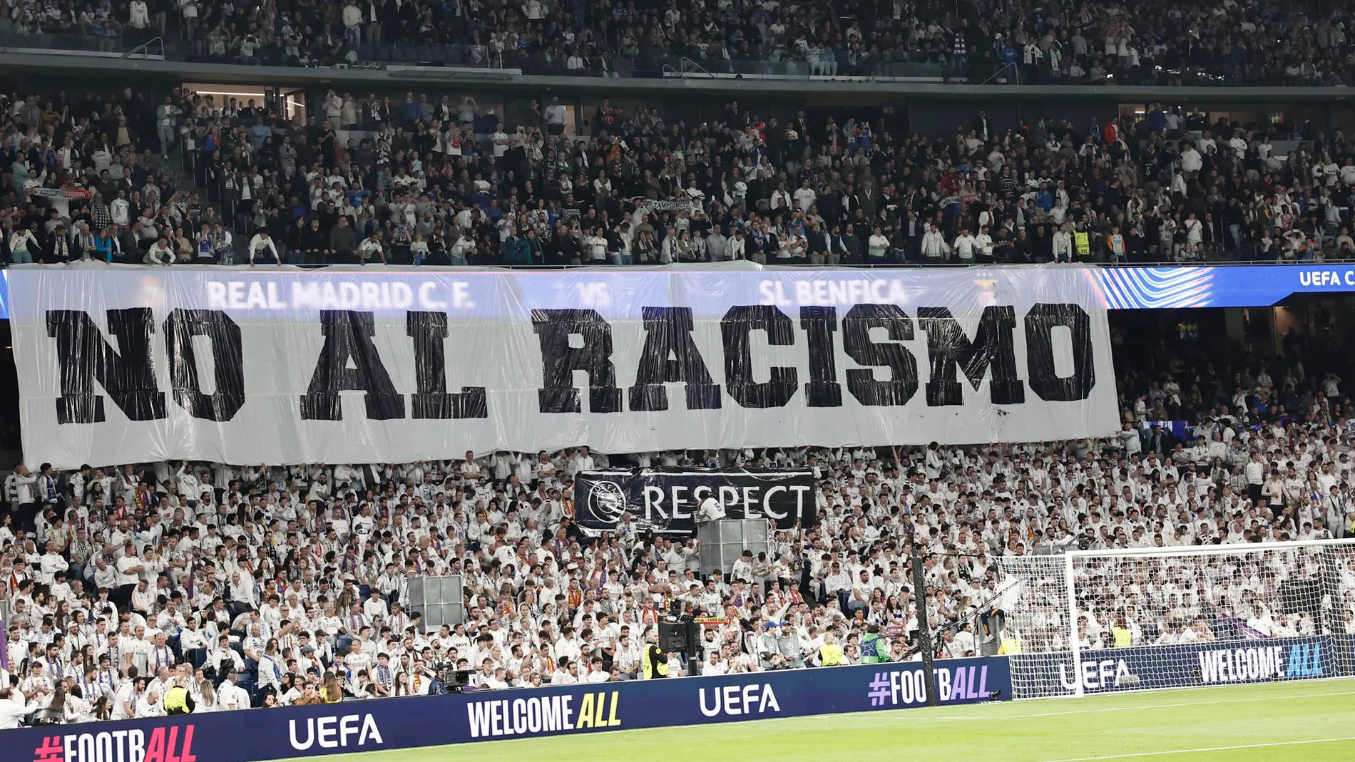 'No al racismo': El tifo del Bernabéu contra el Benfica 'No al racismo': El tifo del Bernabéu contra el Benfica