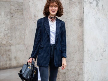 Mujer con el pelo rizado