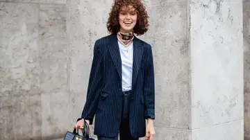 Mujer con el pelo rizado Mujer con el pelo rizado