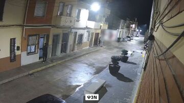V&Iacute;DEO: Un perro consigue que el secuestrador de su due&ntilde;a acabe huyendo en Valencia