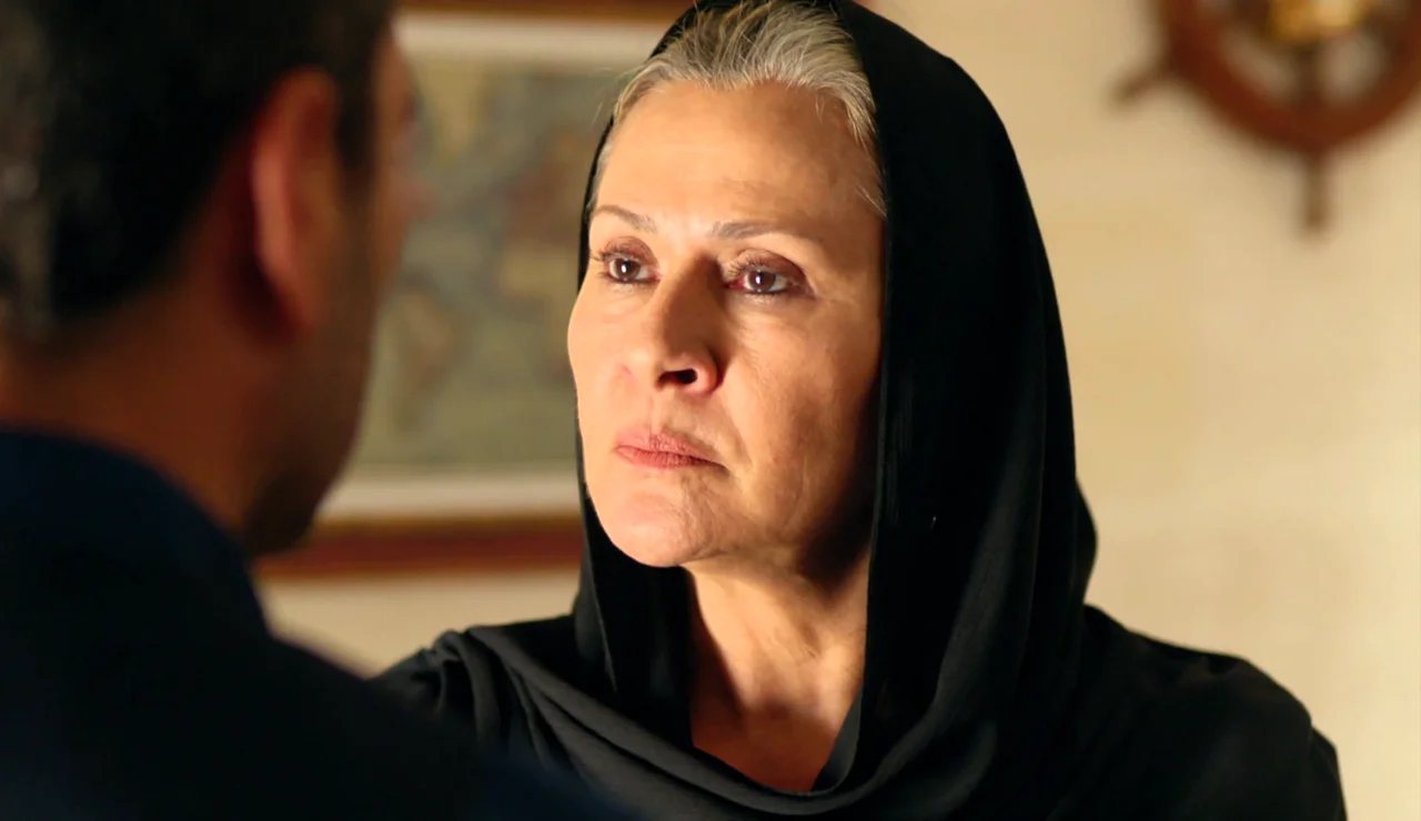 Sadakat intenta destruir el vínculo entre Alya y su hijo mientras Cihan jura protegerlos